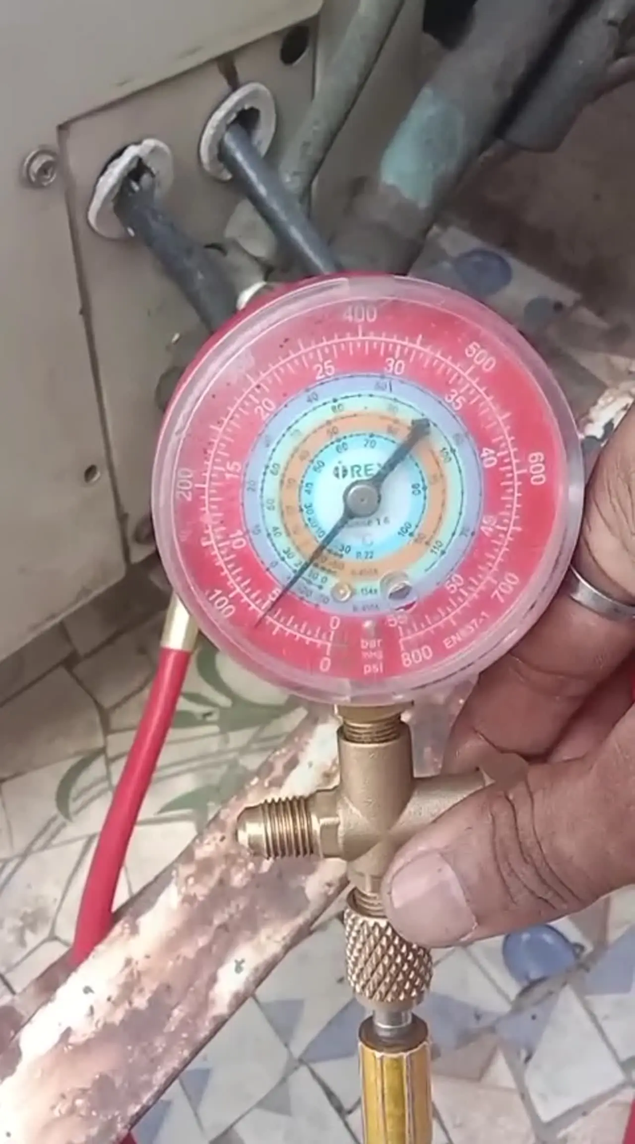 Play video: refrigerant gas pressure check with manifold gauge